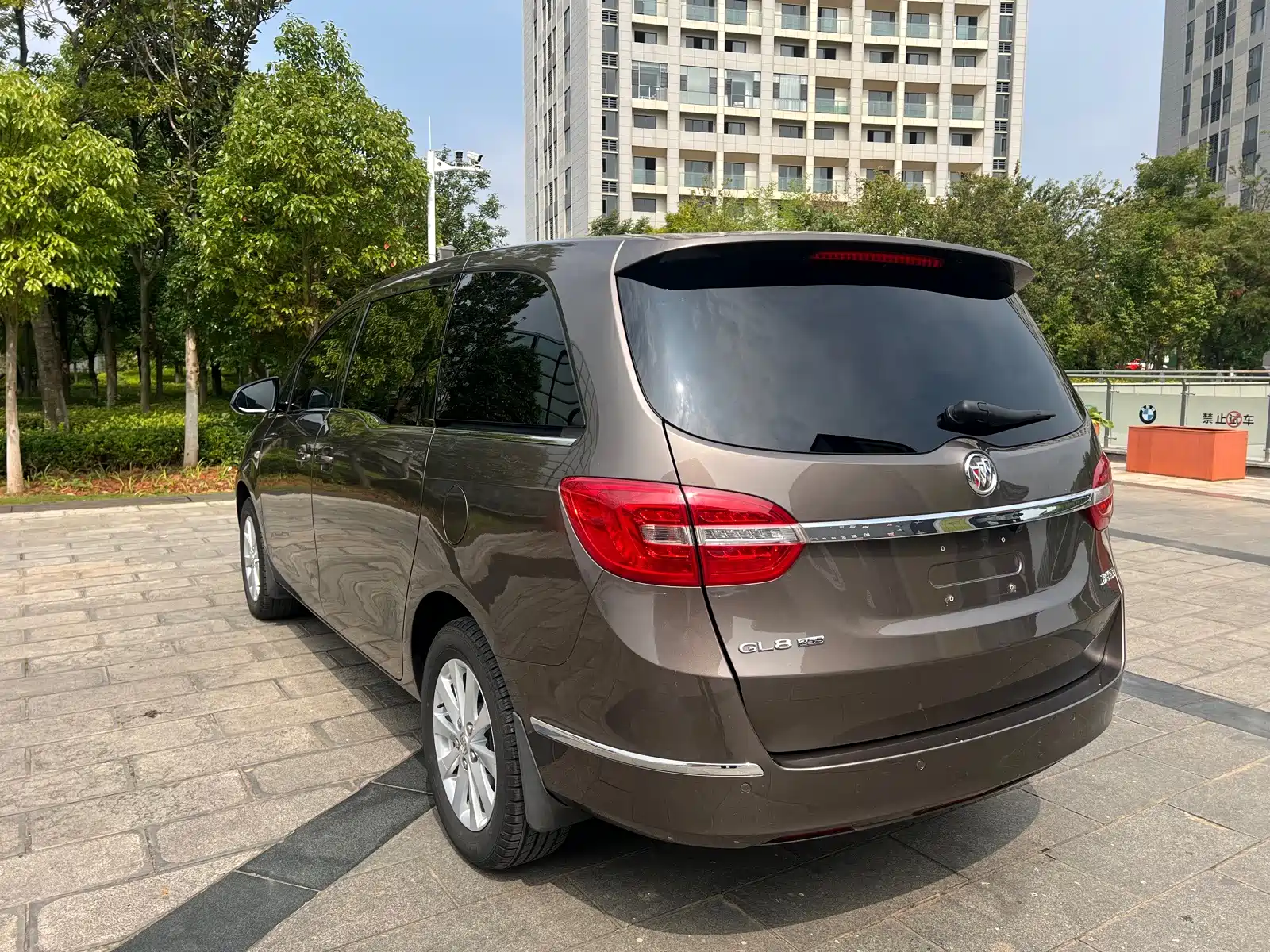 Photo 13 - Buick GL8