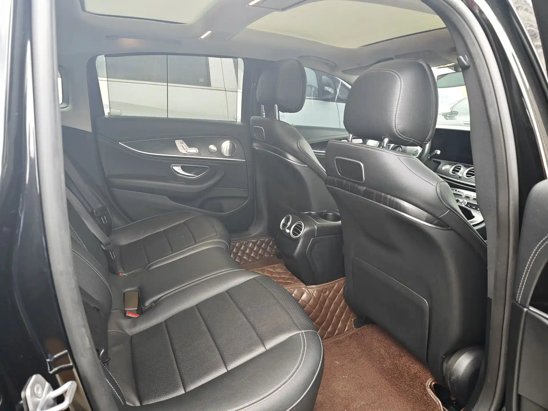 Photo 8 - Mercedes-Benz E-Class