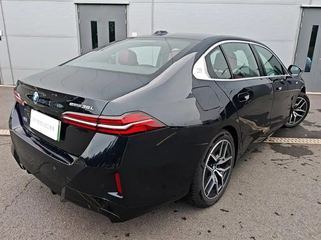 2025 BMW i5