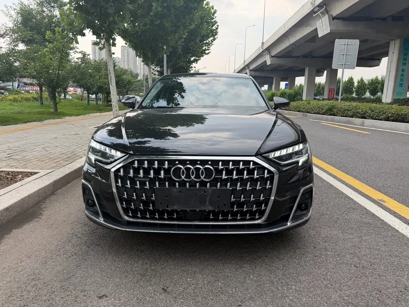 Фото 2 - Audi A8