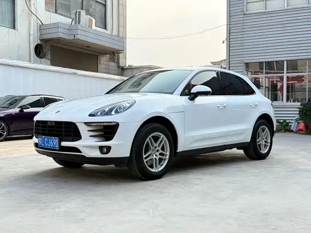 PORSCHE MACAN