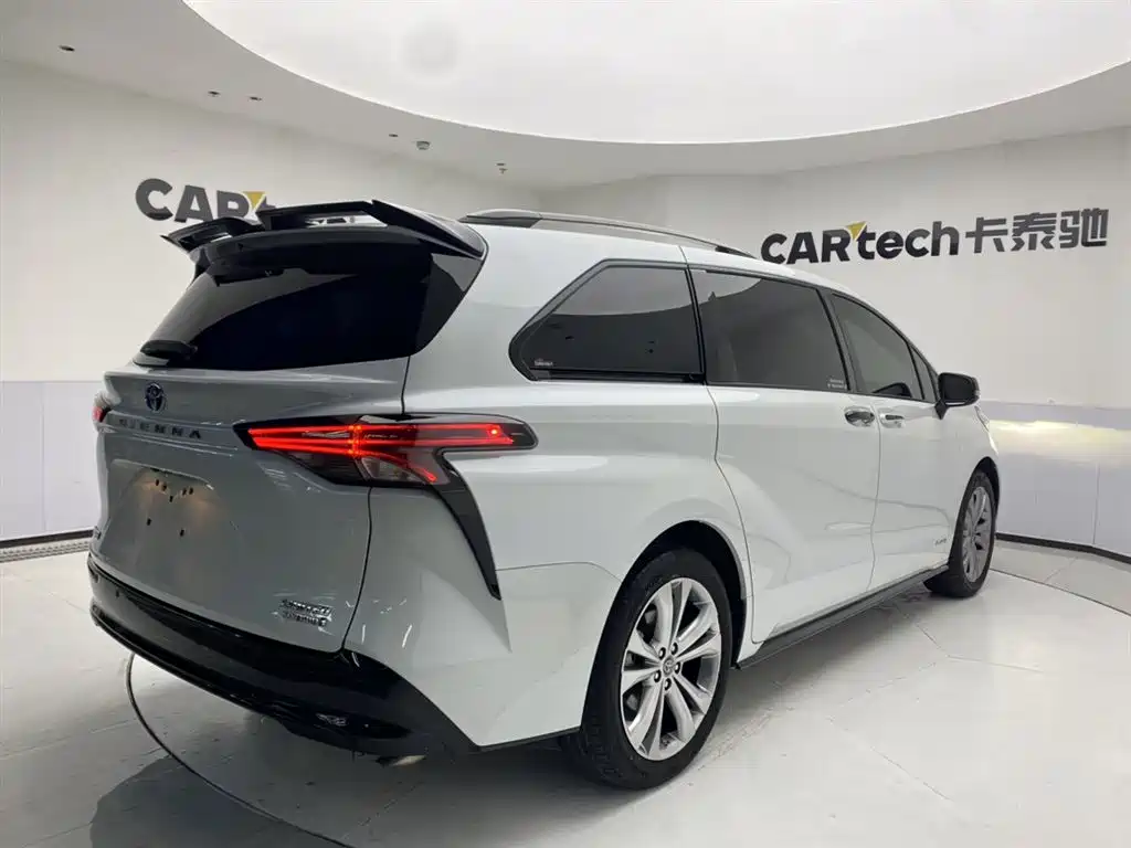 Toyota Sienna 2023 2.5L Hybrid Premium Edition фото 5