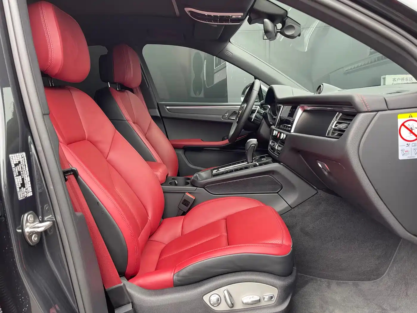 PORSCHE MACAN