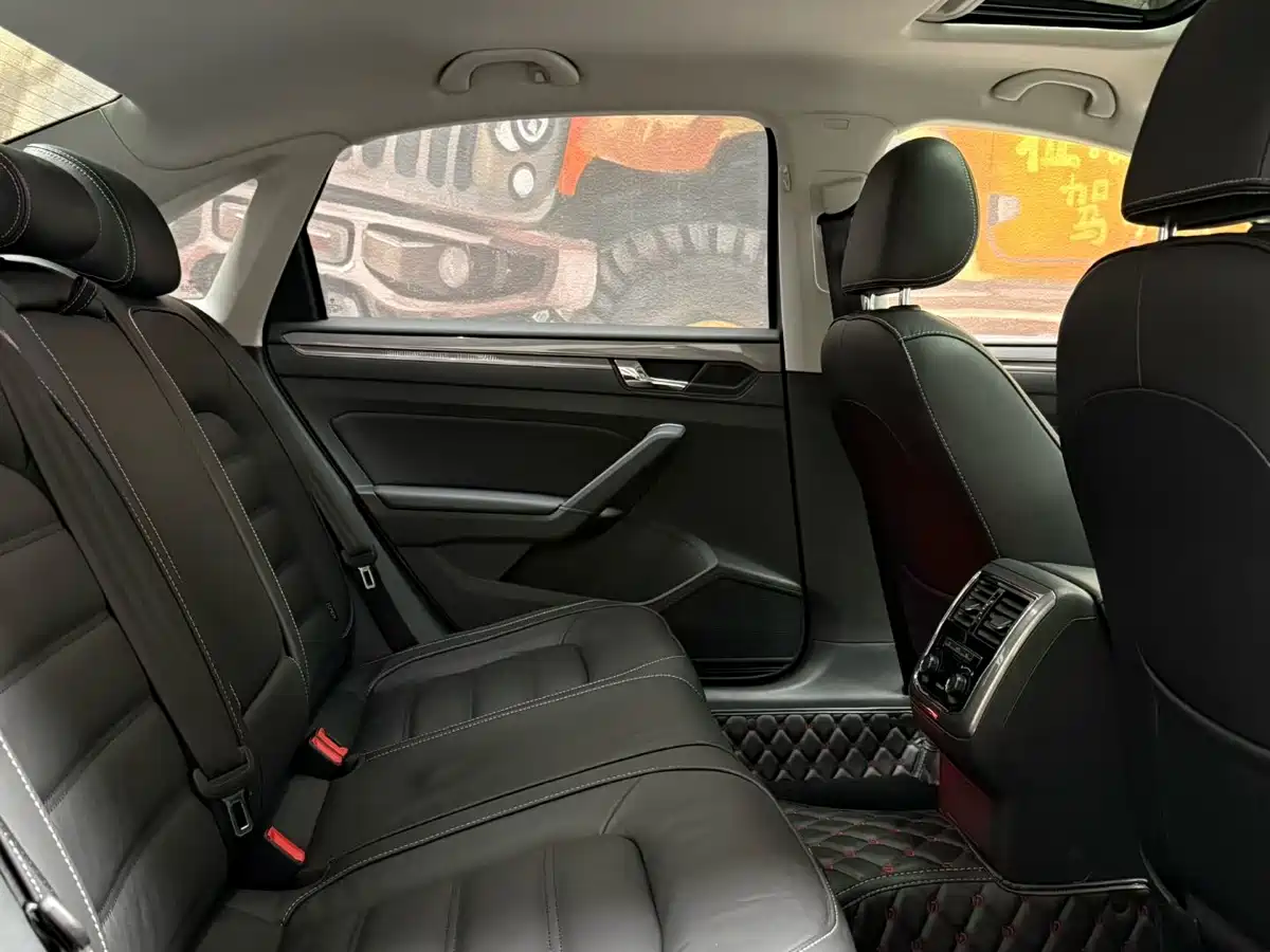 Volkswagen Passat 2016 330TSI DSG Honor Edition фото 9