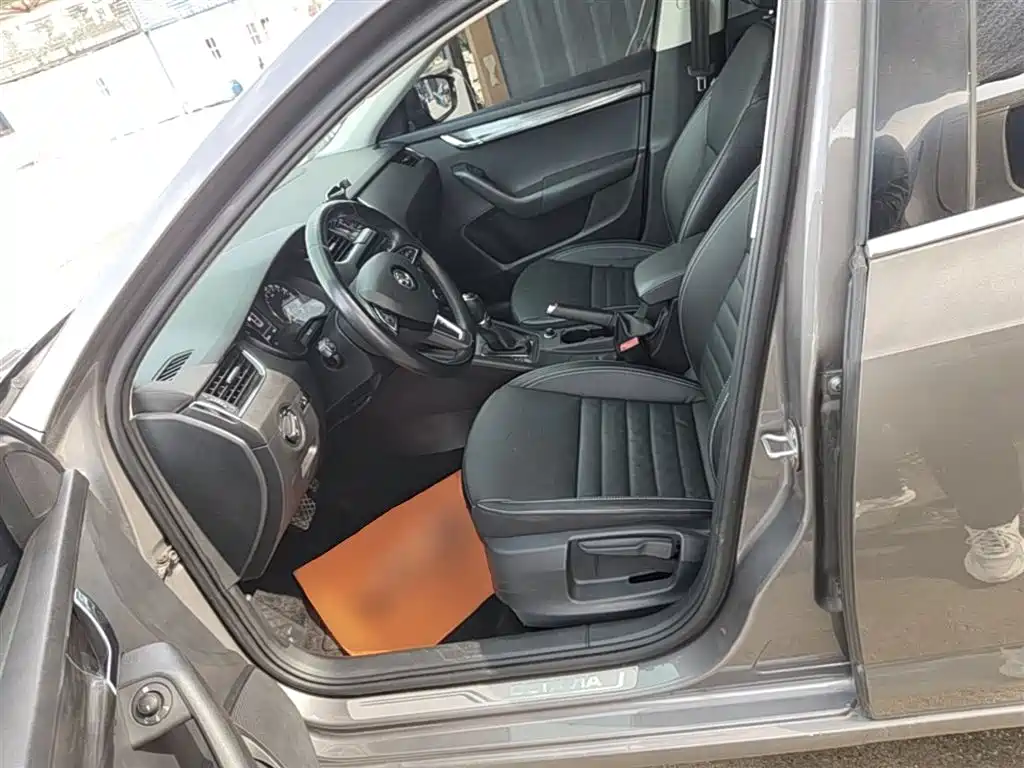Škoda Octavia 2017 1.6L Automatic Smart Edition фото 15