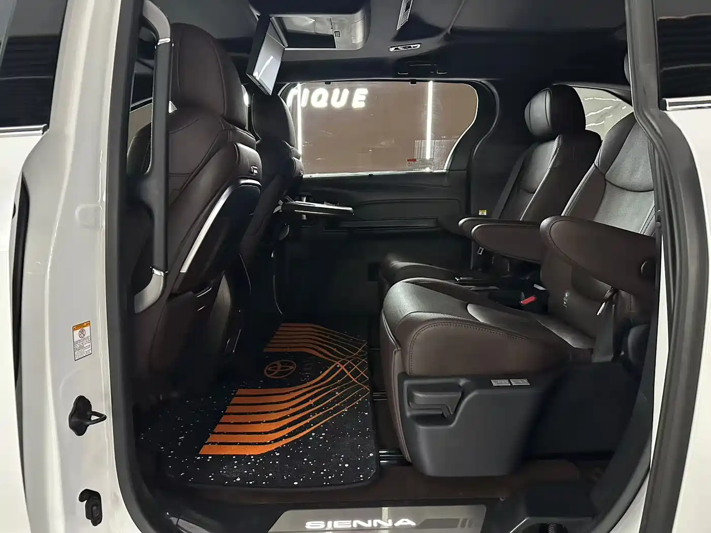 Toyota Sienna 2023 2.5L Hybrid Platinum Edition фото 5