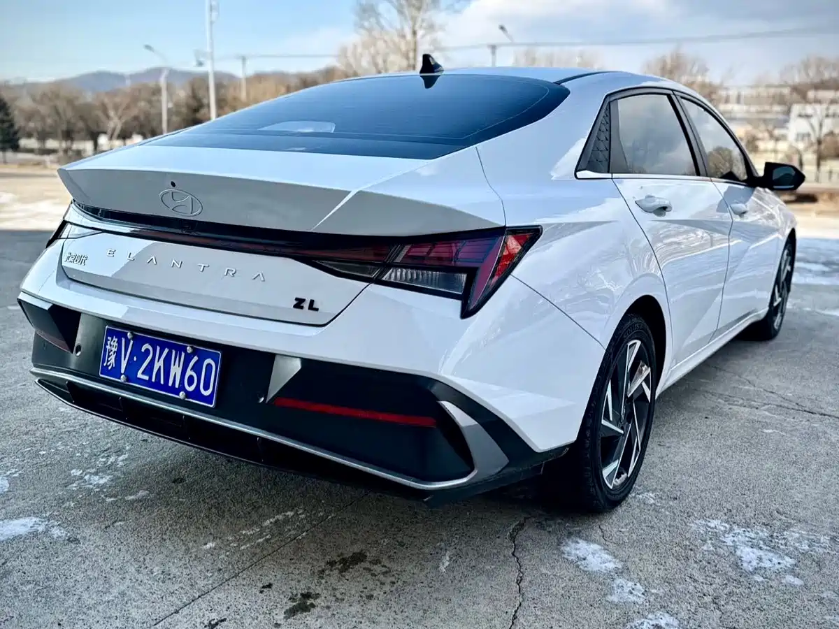 Hyundai Elantra 2023 Model 1.5L CVT LUX Premium Edition фото 6