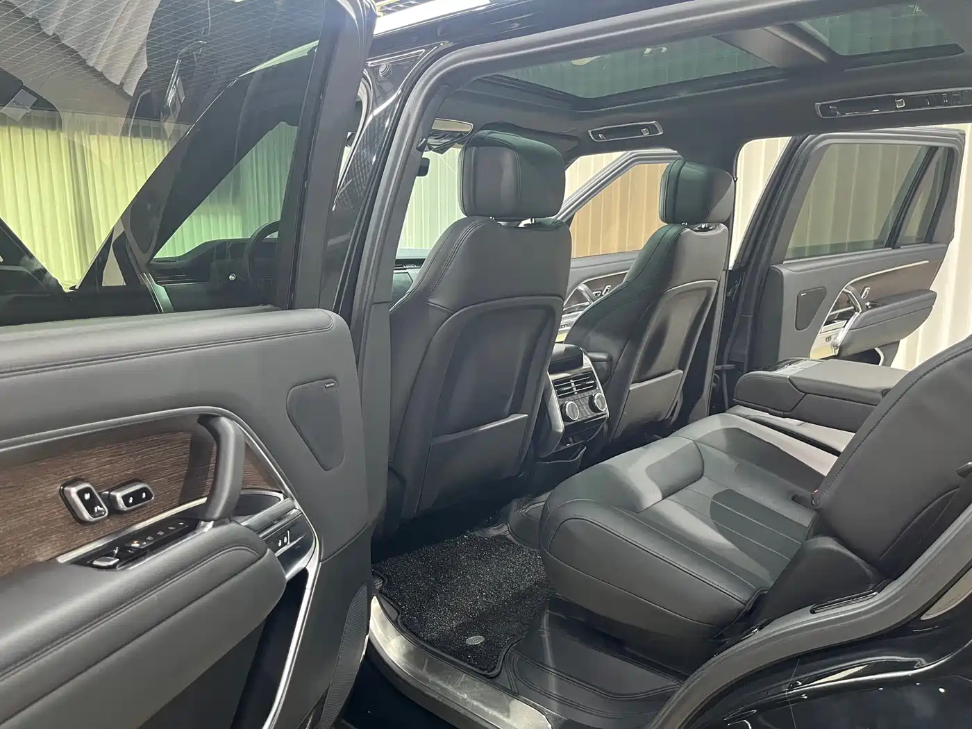 Land Rover Range Rover 2023 3.0 L6 400PS Golden Age 7-Seater Long Wheelbase фото 10