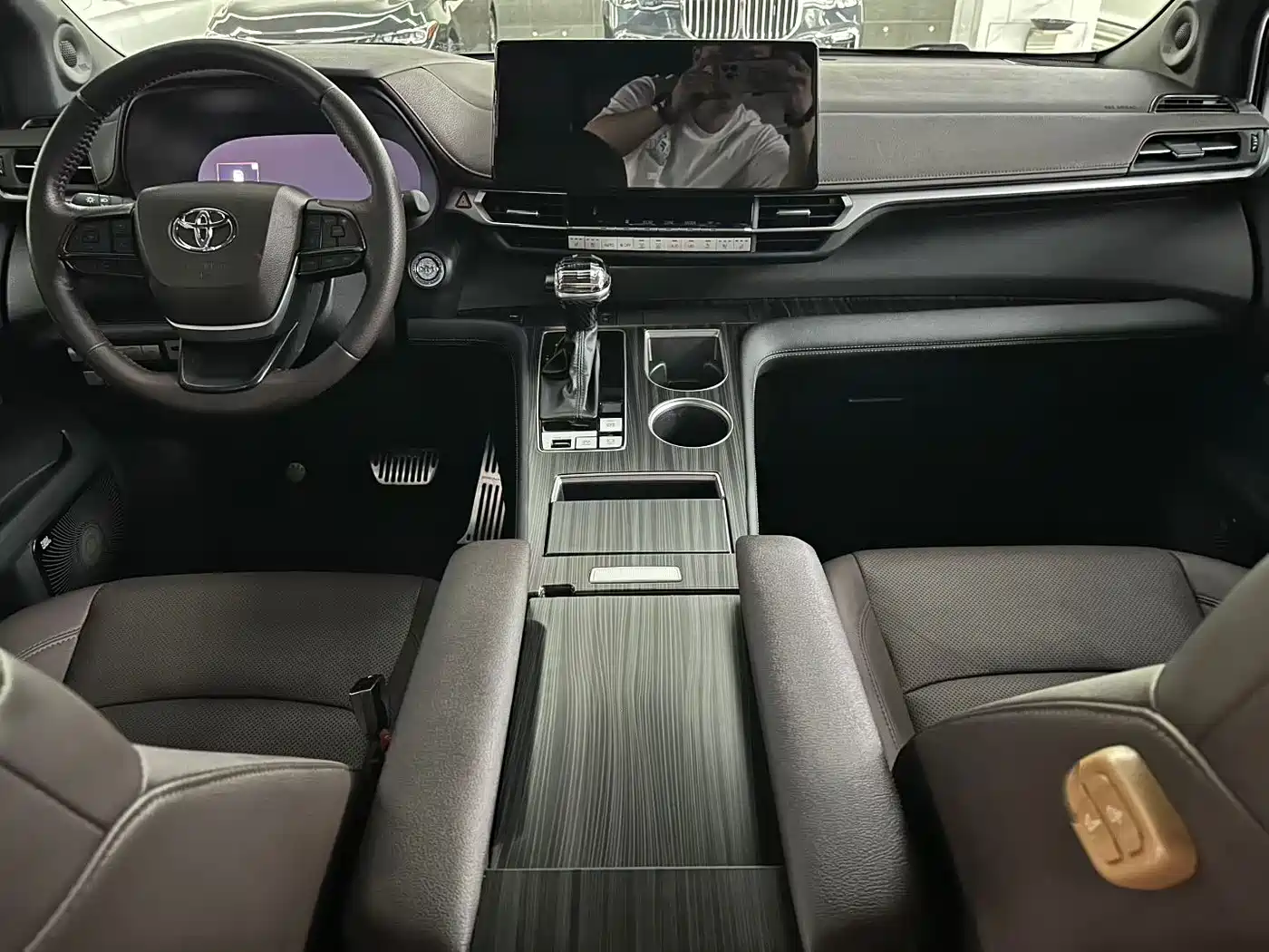 Toyota Sienna 2023 2.5L Hybrid Platinum Edition фото 6