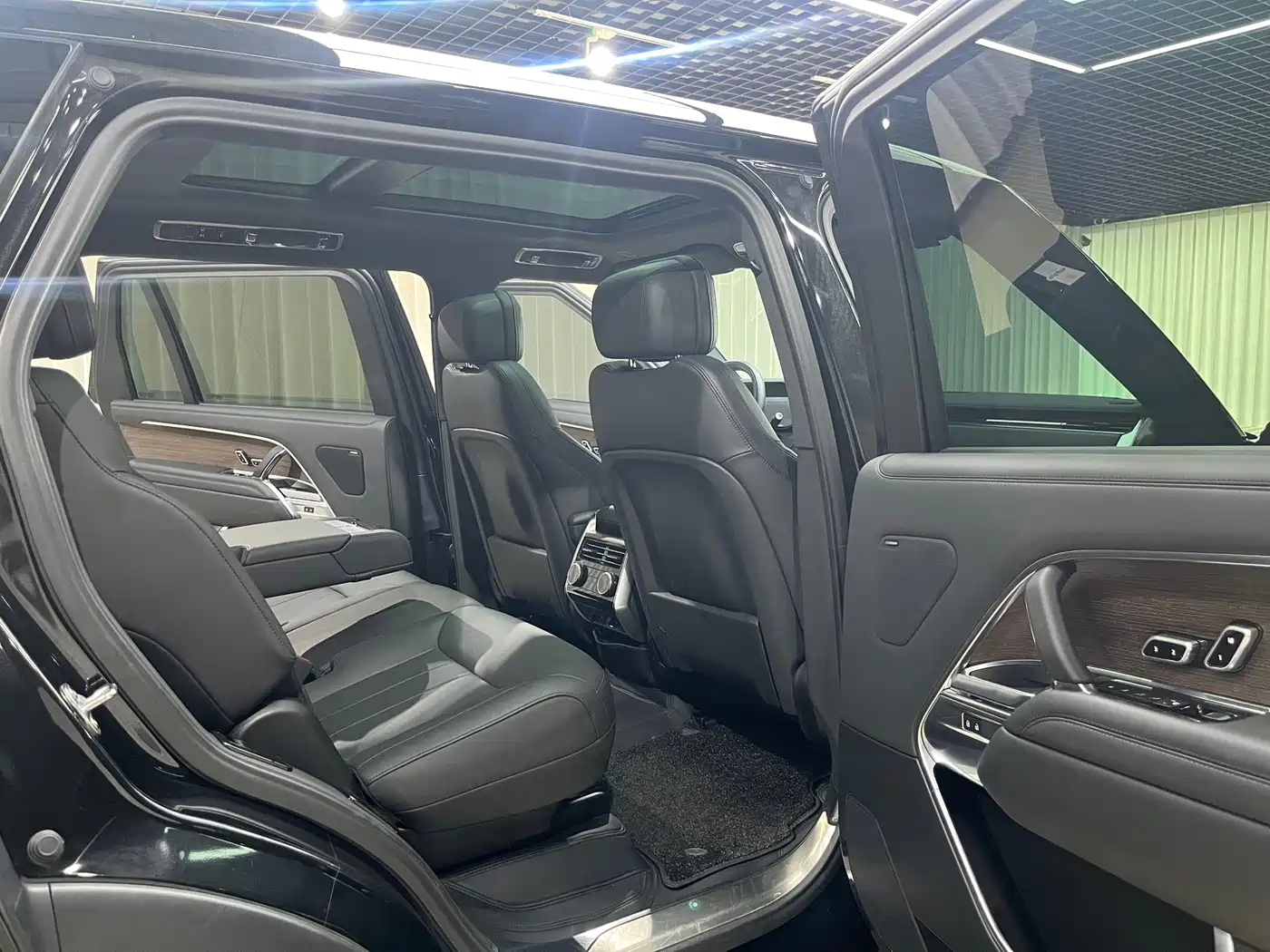 Land Rover Range Rover 2023 3.0 L6 400PS Golden Age 7-Seater Long Wheelbase фото 11