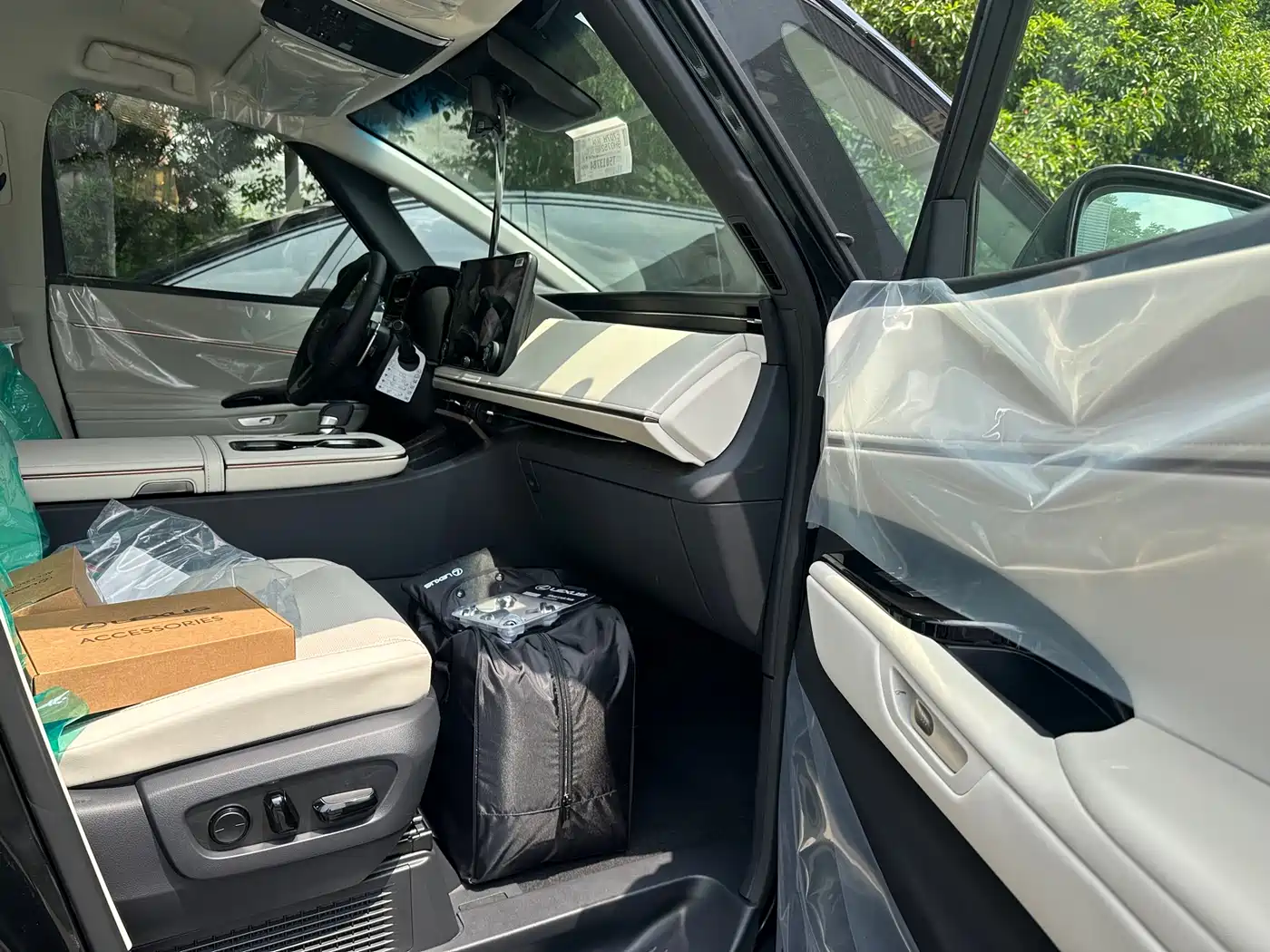 Lexus LM 2025 Model 500h Six-Seater Prestige Edition фото 6