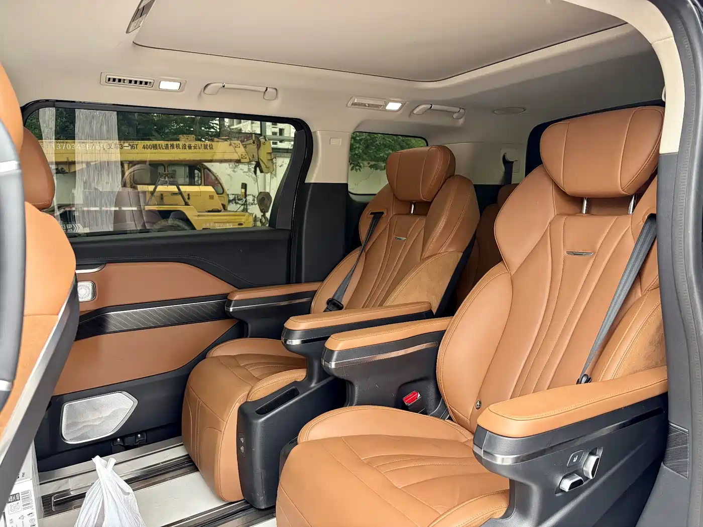Hongqi HQ9 2023 2.0T Smart Connect Flag Joy Edition фото 6