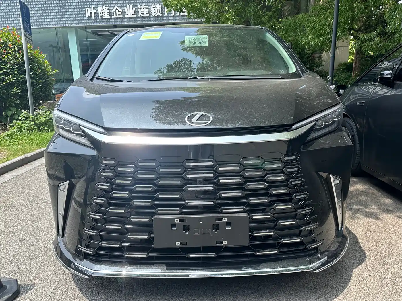Lexus LM 2025 Model 500h Six-Seater Prestige Edition фото 2