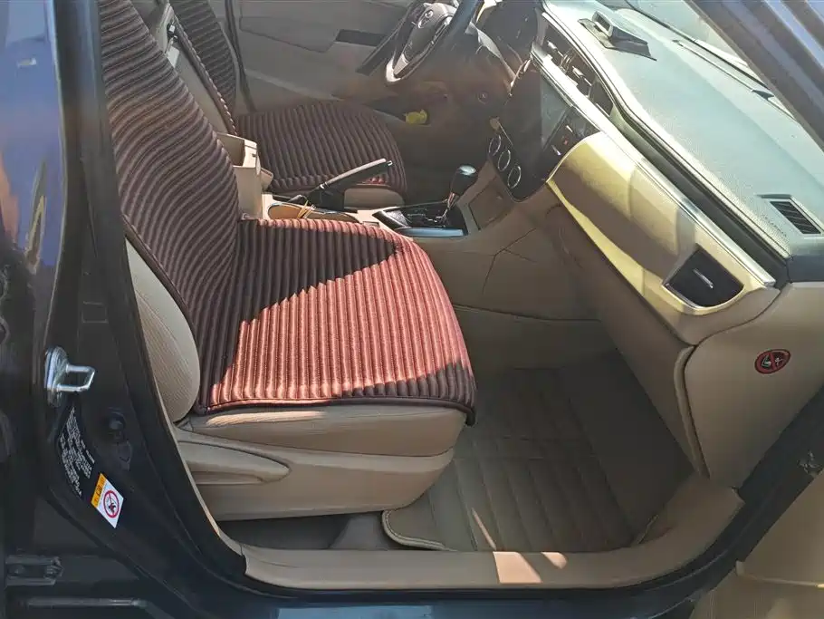 Toyota Corolla 2014 1.6L CVT GL-i фото 8