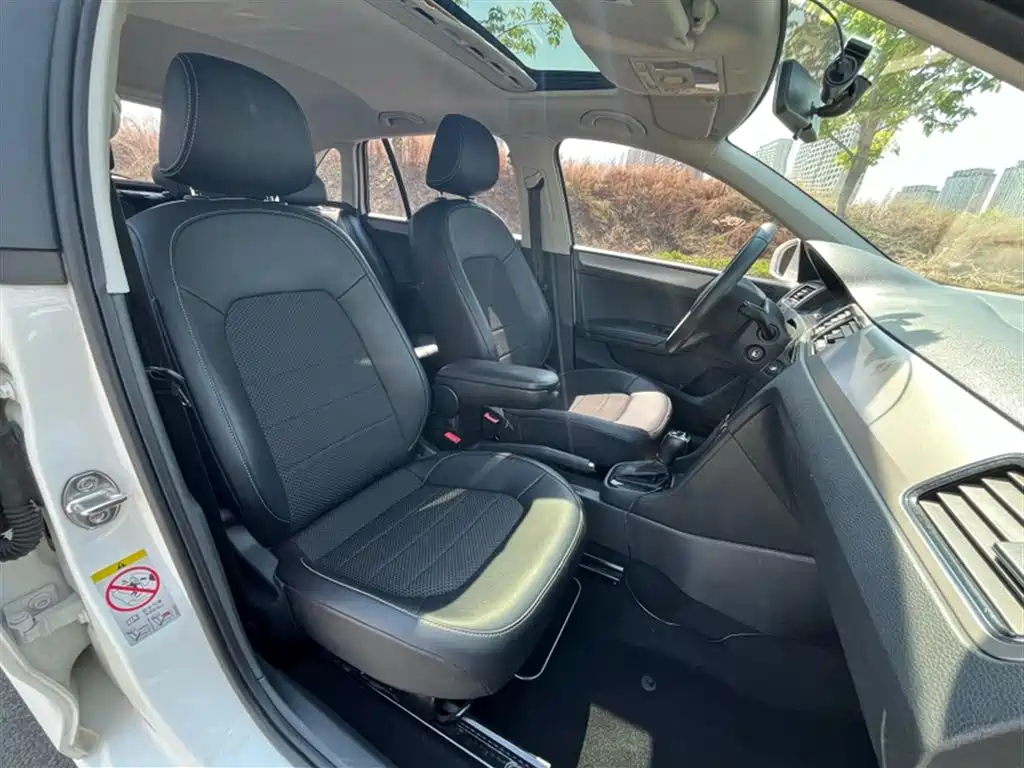 Škoda Skoda Rapid Spaceback 2016 Facelift 1.6L Automatic Innovation Edition фото 4