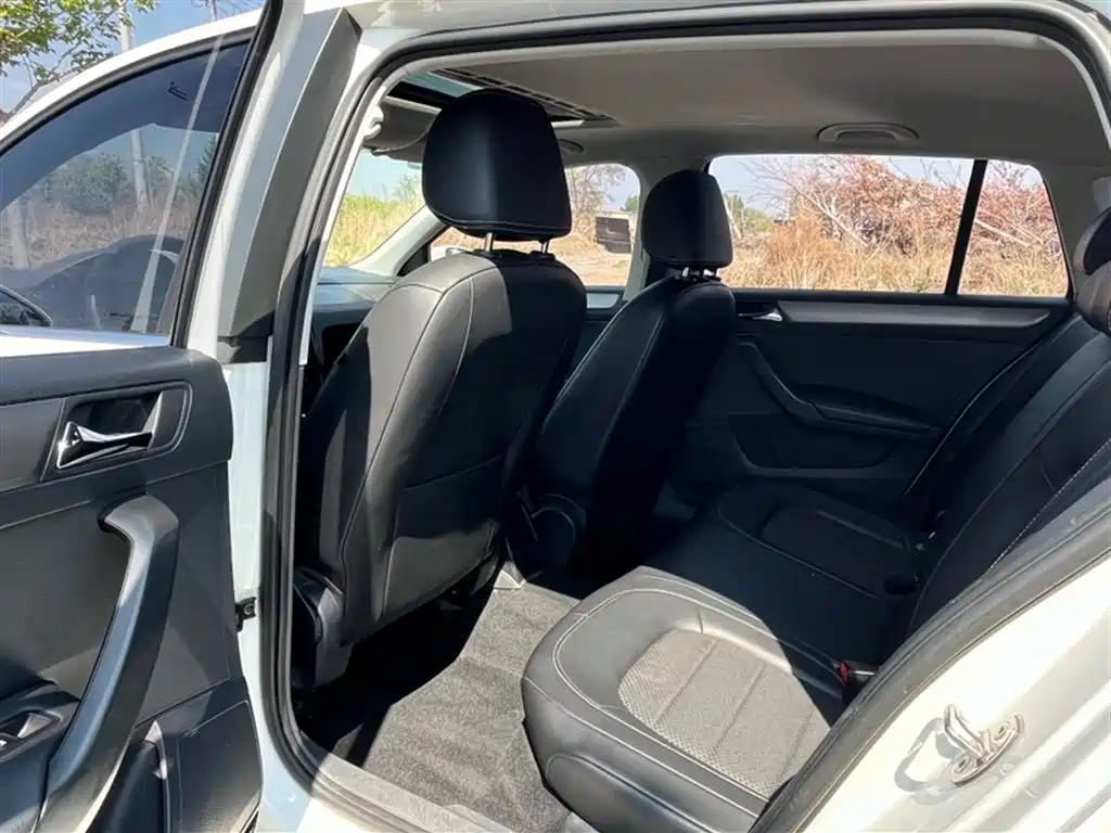 Škoda Skoda Rapid Spaceback 2016 Facelift 1.6L Automatic Innovation Edition фото 20