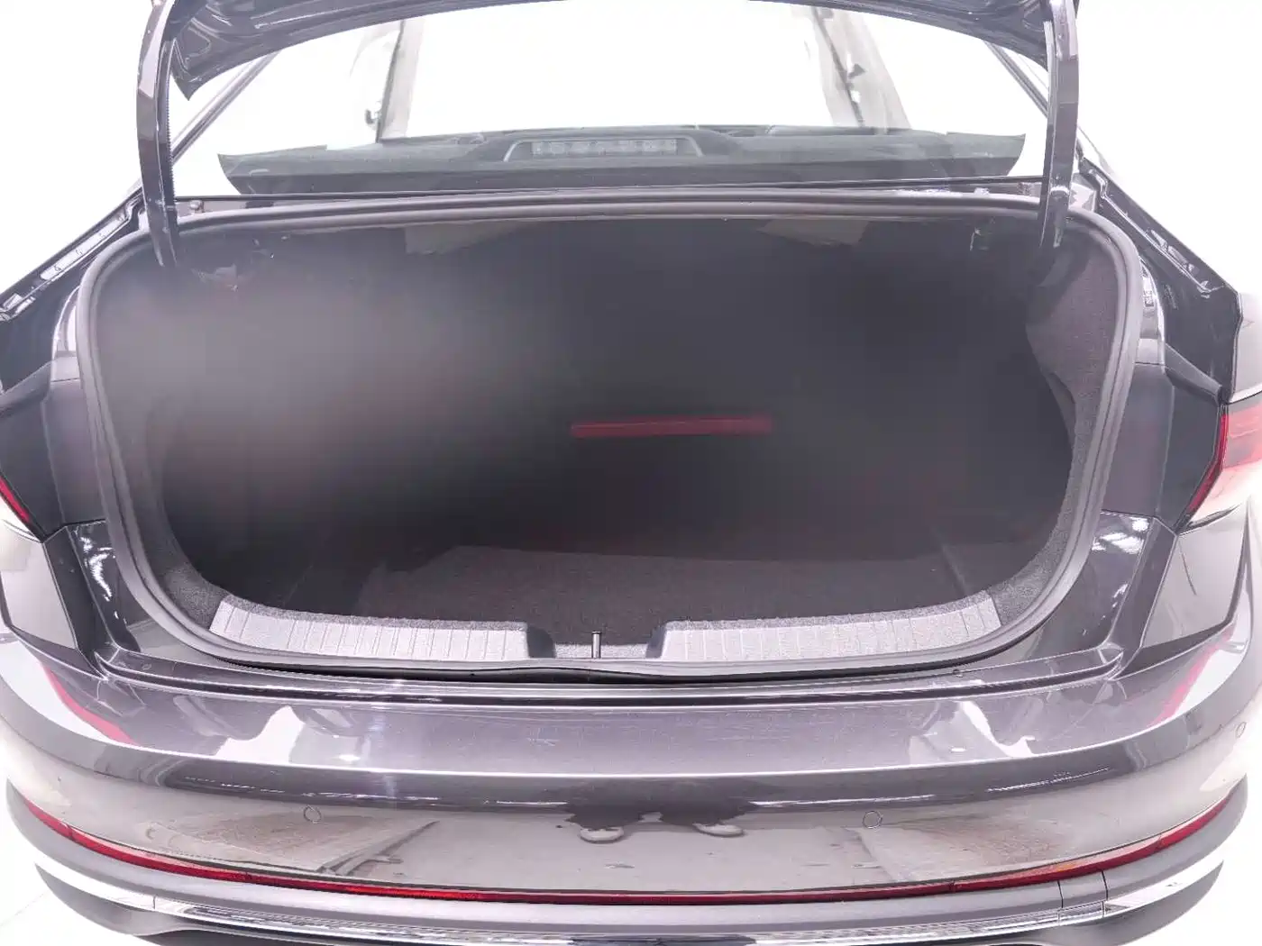 Volkswagen Sagitar 2025 Model Year 3rd Facelift 300TSI DSG Surpassing Edition фото 22