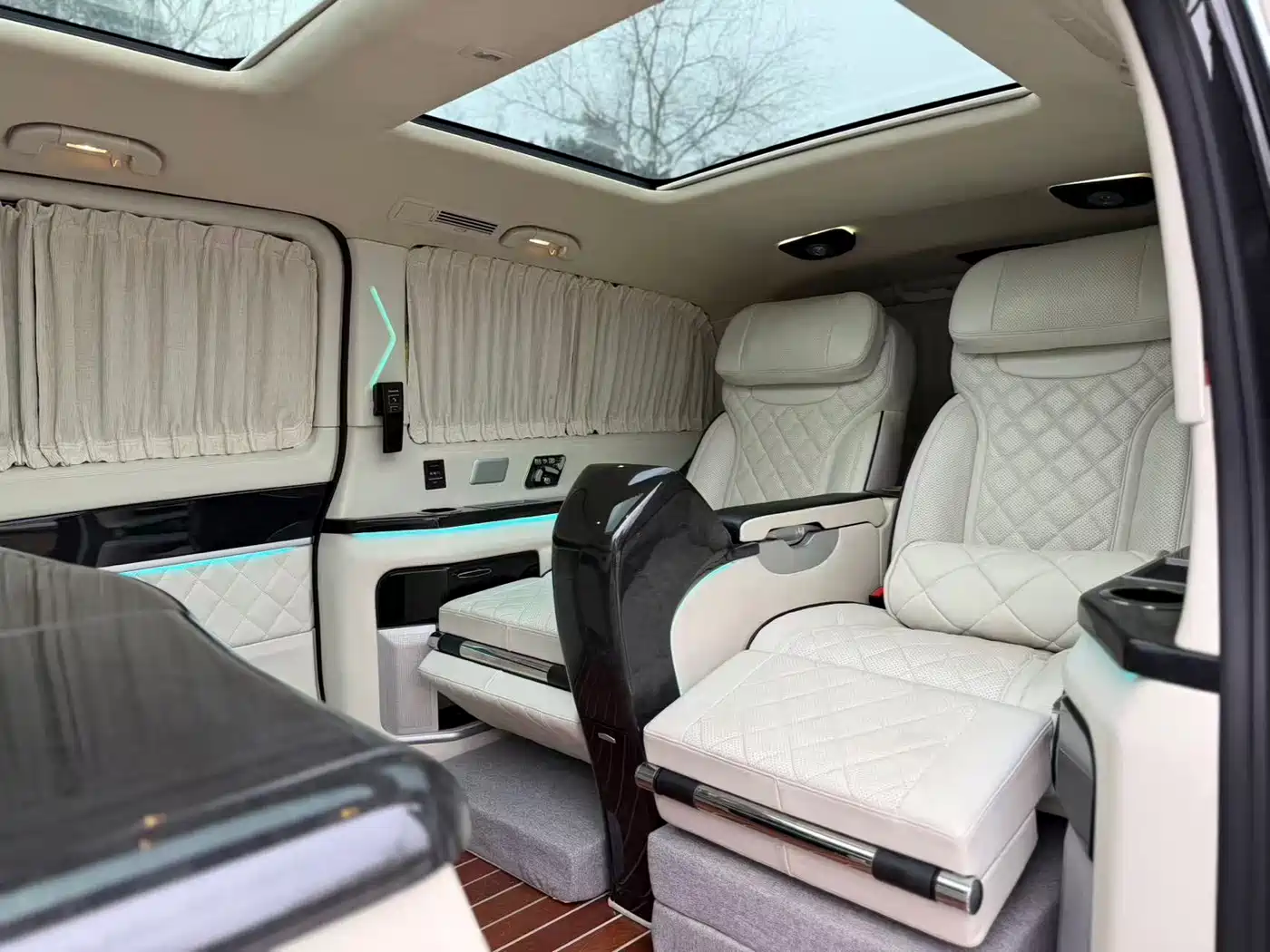 Mercedes-Benz V-Class 2017 Model V 260 L Premium Extended Edition фото 8