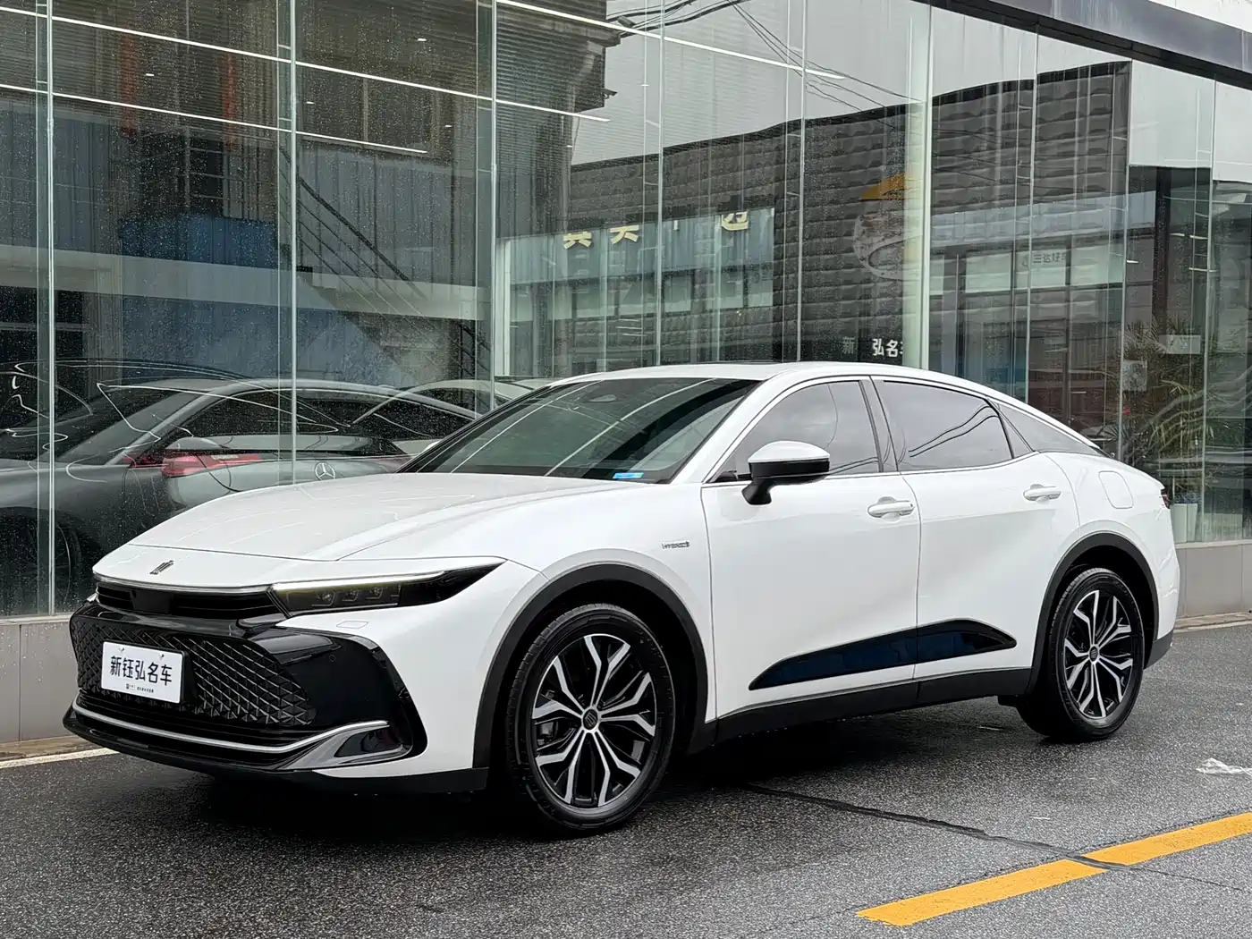 Toyota Crown SportCross 2023 2.5L SportCross HEV FWD Premium Edition фото 3