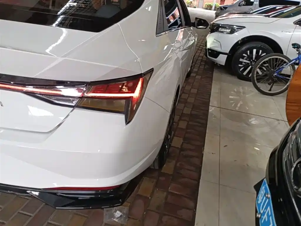 Hyundai Elantra 2021 1.5L CVT LUX Premium Edition фото 8