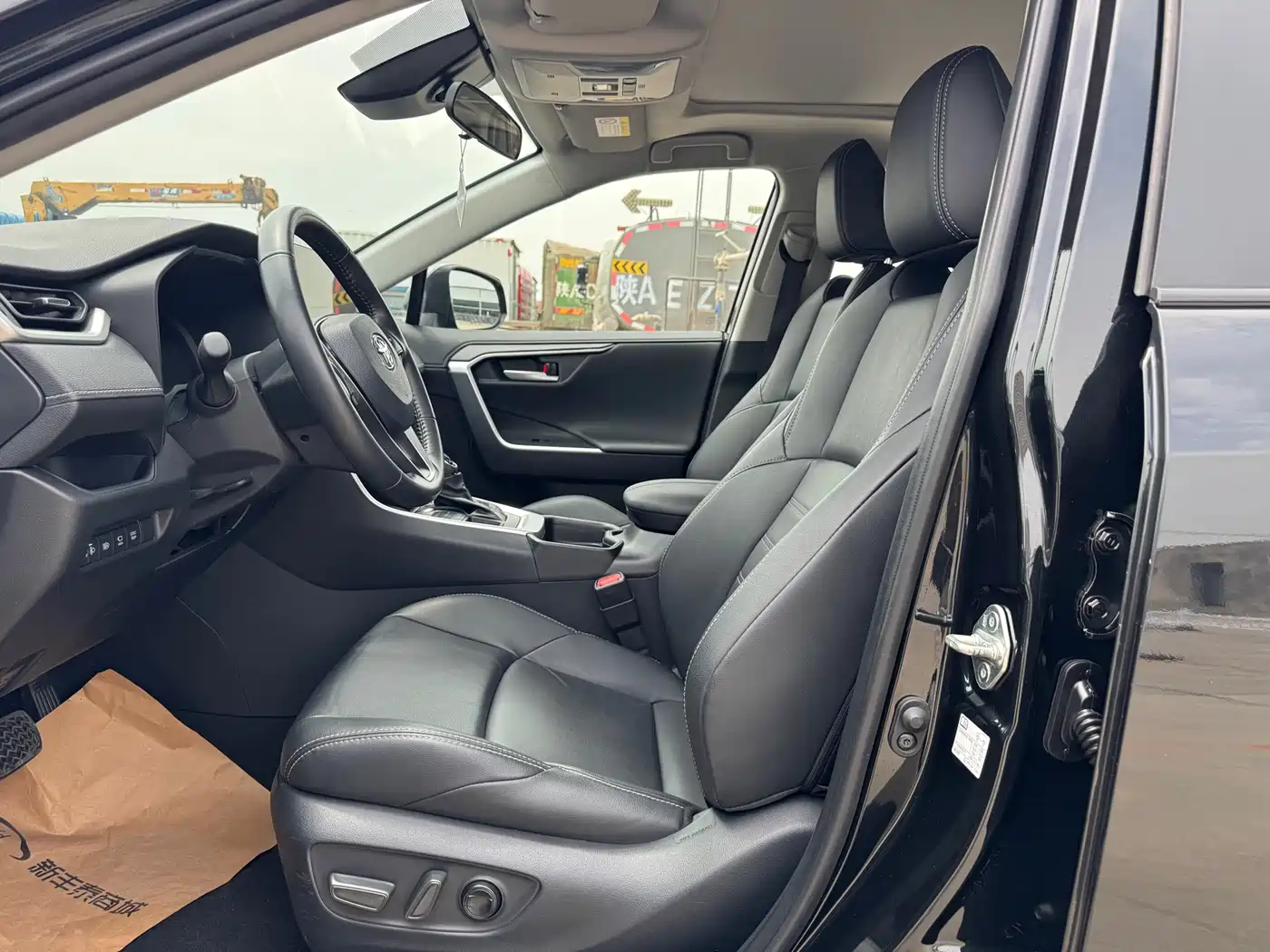 Toyota Wildlander 2023 2.0L CVT AWD Luxury PLUS фото 4