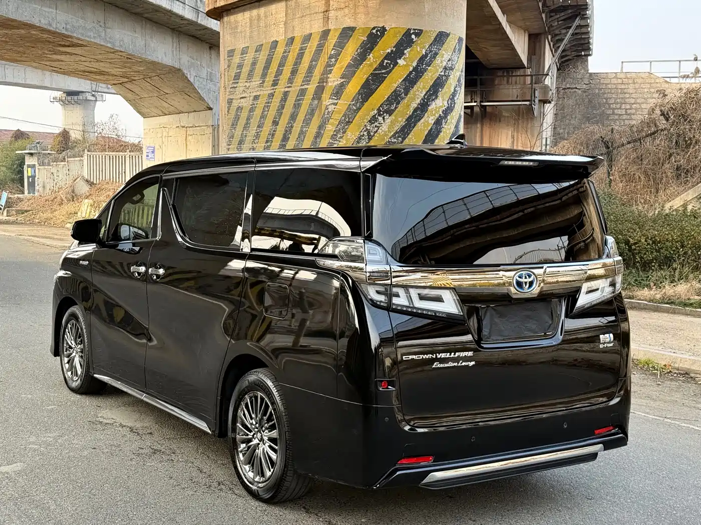 Toyota Vellfire 2021 Crown Hybrid 2.5L HV Supreme Edition фото 3