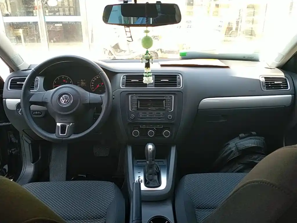 Volkswagen Sagitar 2014 Facelift 1.6L Automatic Leading Version фото 10