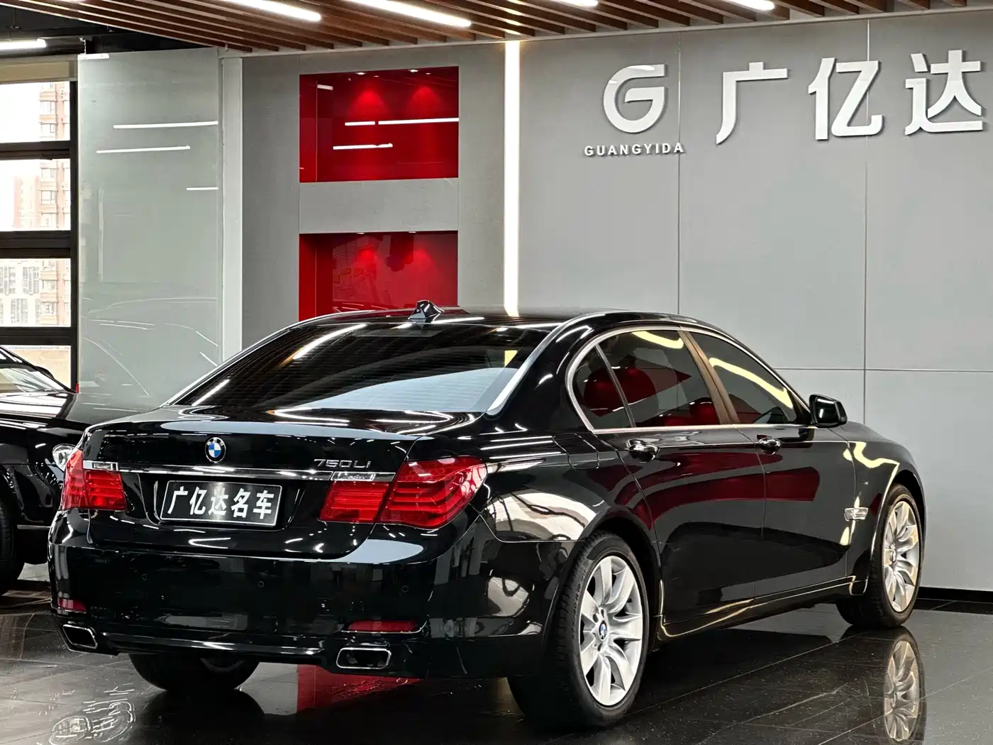 BMW 7 Series 2011 750Li xDrive фото 32