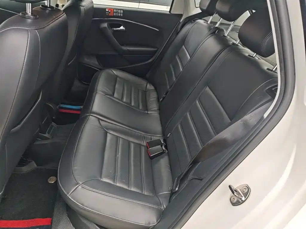 Volkswagen Polo 2014 1.6L Automatic Luxury Edition фото 17