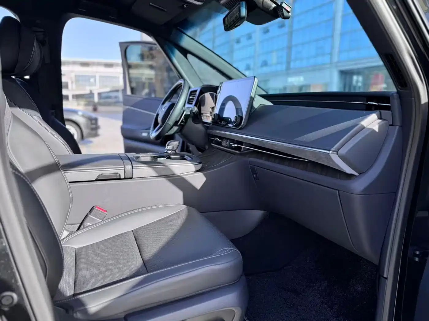 Lexus LM 2023 500h 6-Seater Prestige Edition фото 15