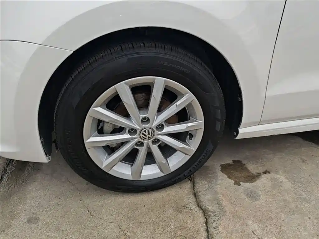 Volkswagen Polo 2014 1.6L Automatic Luxury Edition фото 23