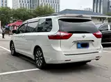 Photo 4 - Toyota Sienna