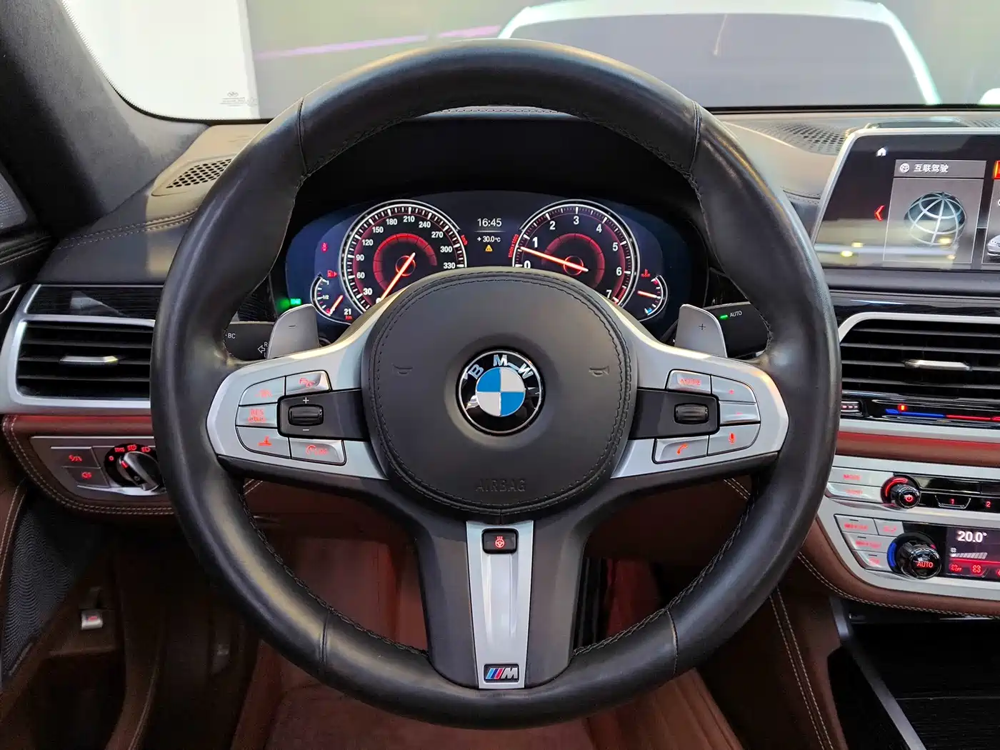 BMW 7 Series 2018 M760Li xDrive фото 7