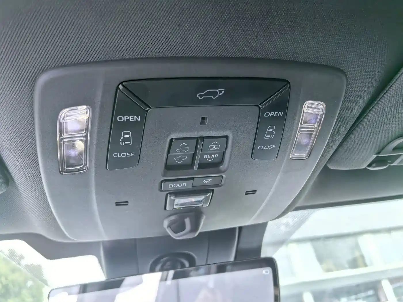 Toyota Sienna 2023 2.5L Hybrid Platinum Edition фото 13