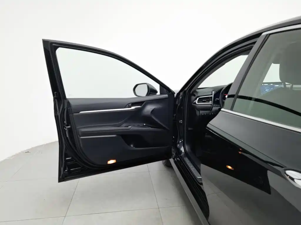 Фото 8 - Toyota Camry