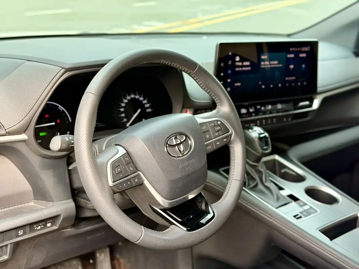 Toyota Sienna 2023 2.5L Hybrid Premium Edition фото 7