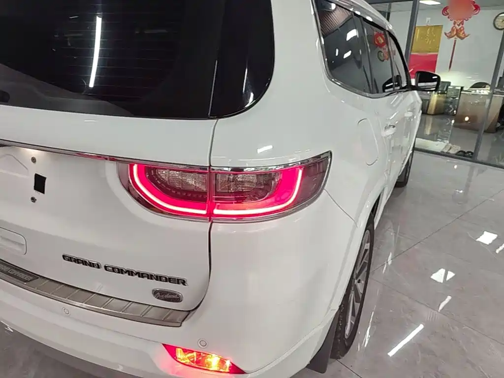 Фото 8 - Jeep Grand Commander