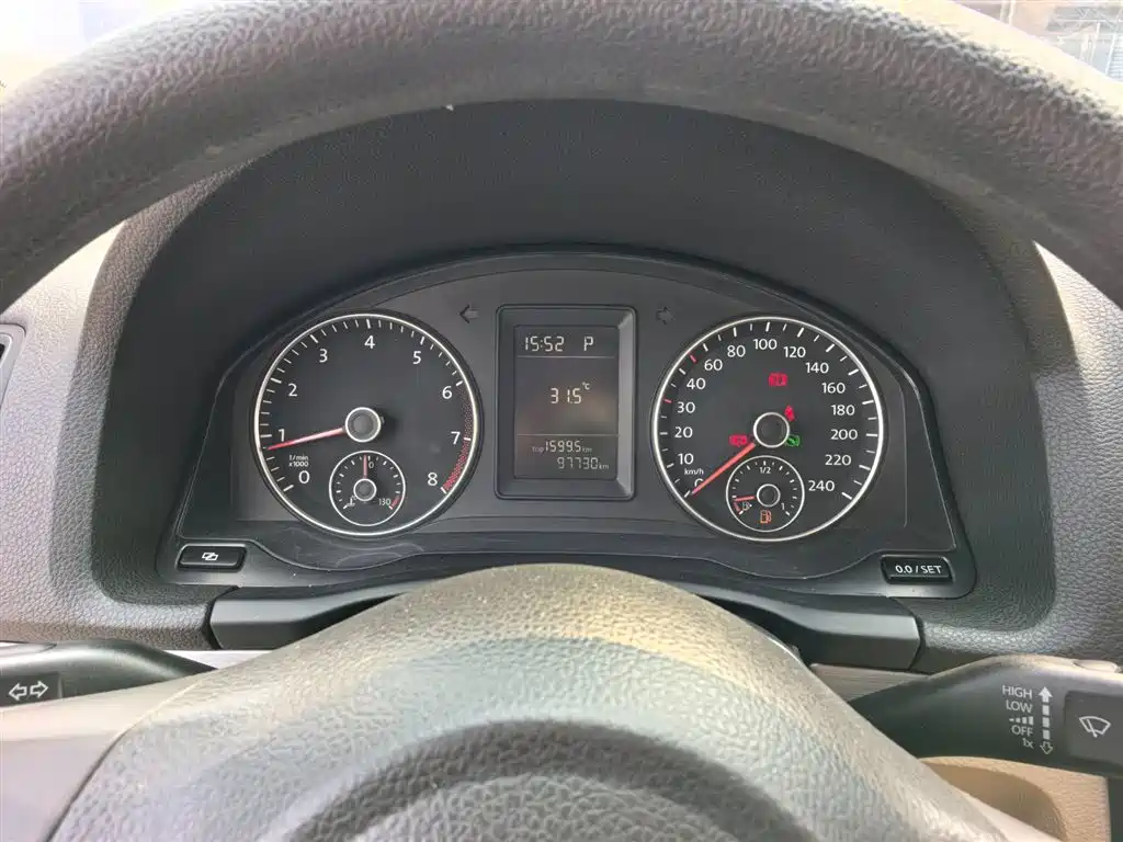 Volkswagen Sagitar 2011 1.6L Auto Comfort фото 14