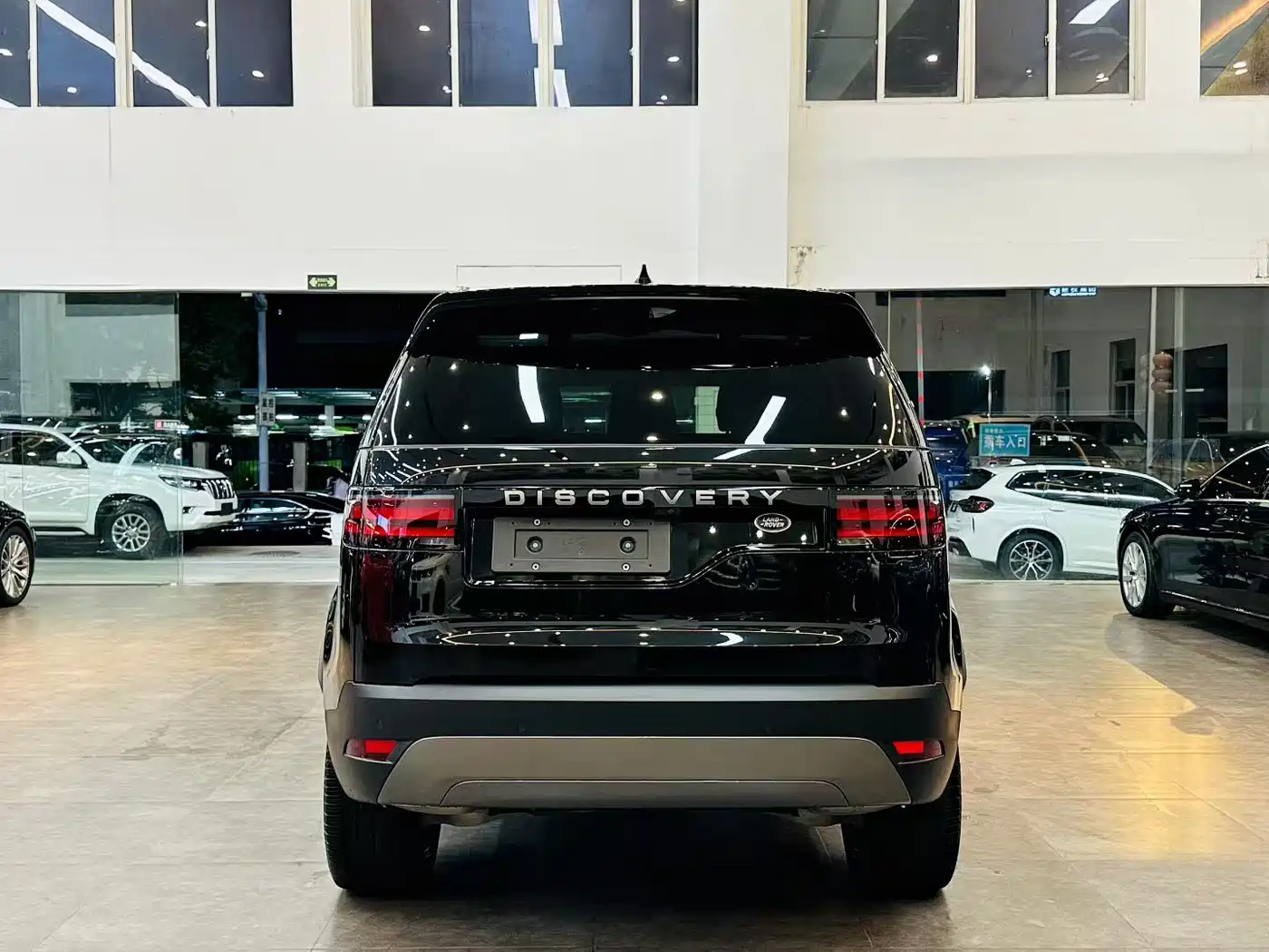 Land Rover Discovery 2023 360PS R-Dynamic S фото 5