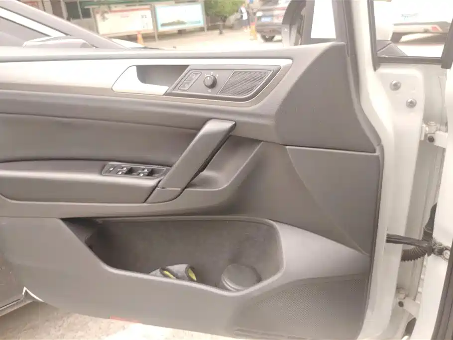 Volkswagen Golf Sportsvan 2016 1.6L Automatic Comfort фото 7
