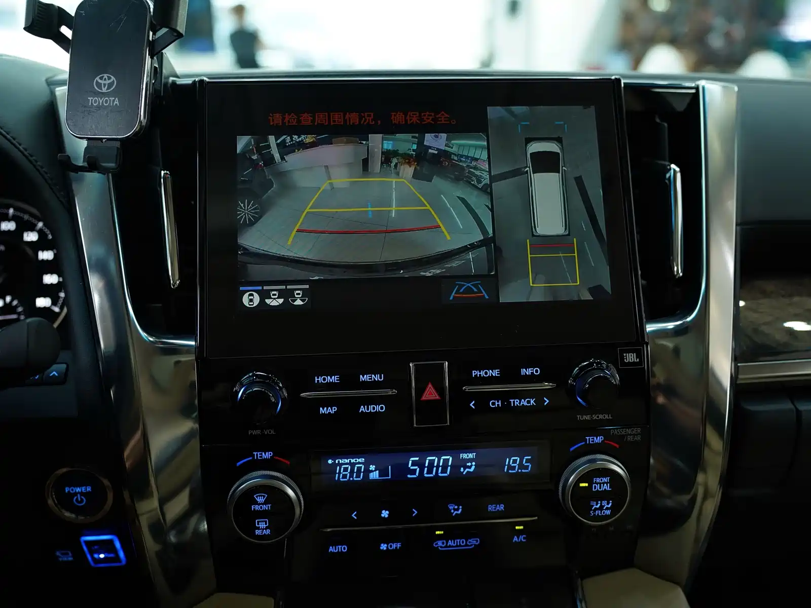 Фото 9 - Toyota Vellfire