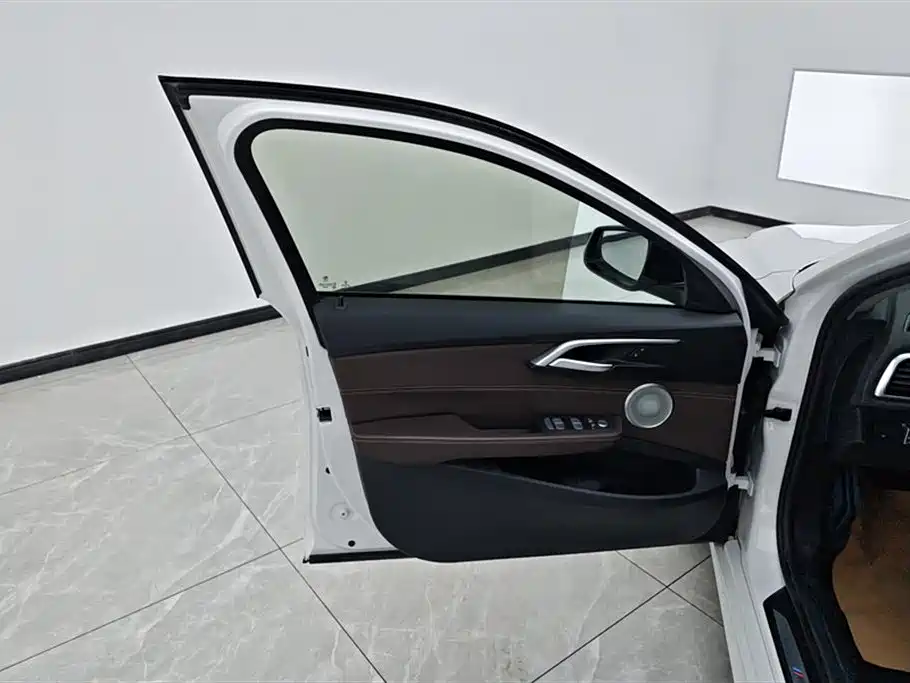 BMW 1 Series 2021 120i M Sport Shadow Edition фото 7