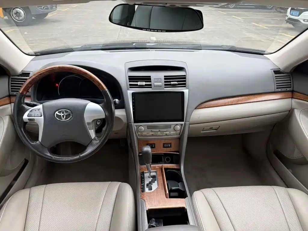 Фото 2 - Toyota Camry