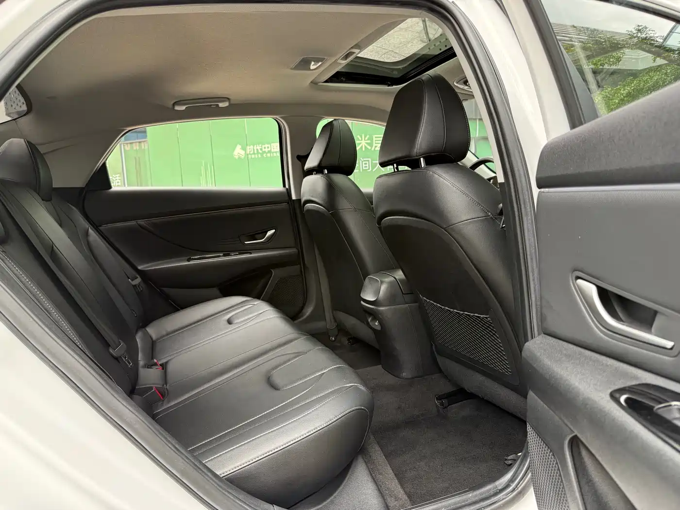 Hyundai Elantra 2021 1.5L CVT LUX Premium Edition фото 15