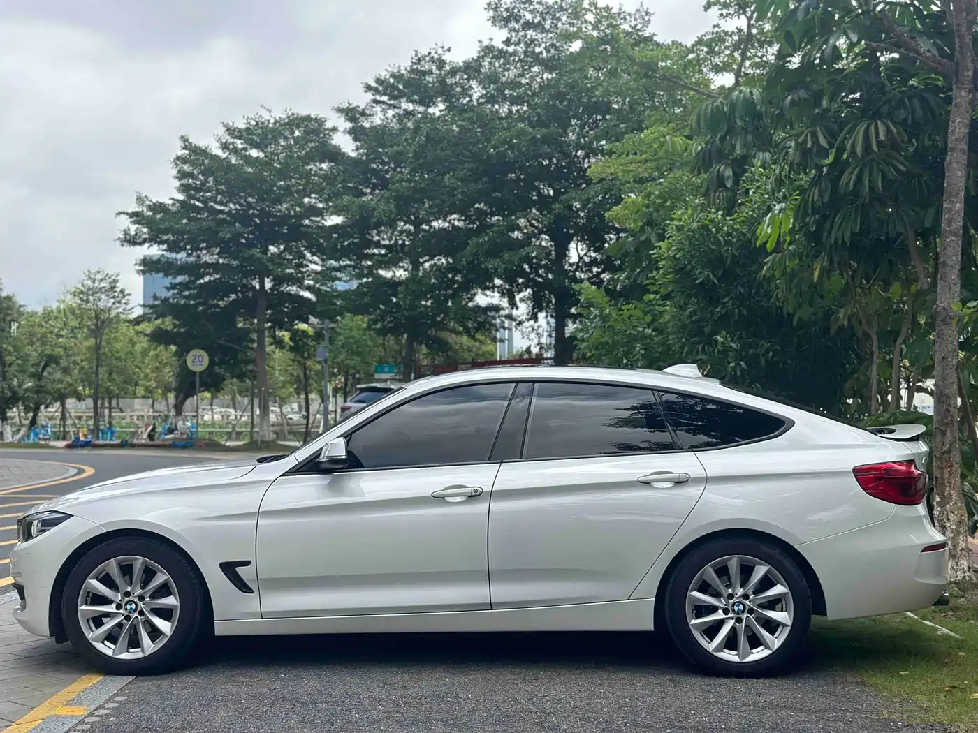 BMW 3 Series GT 2018 320i Fashion фото 14