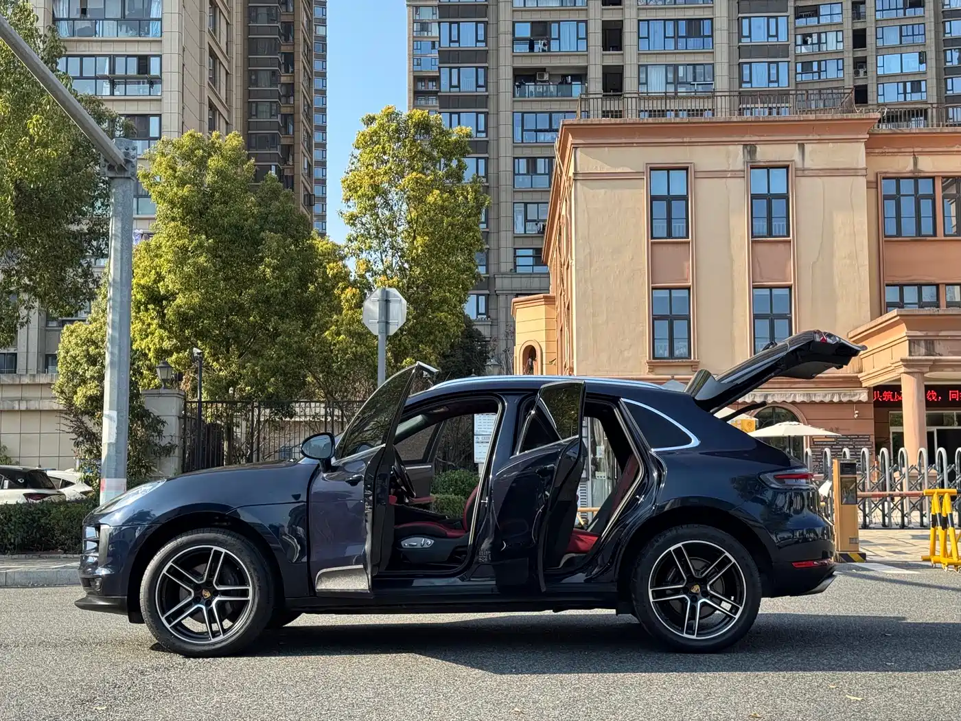 PORSCHE MACAN