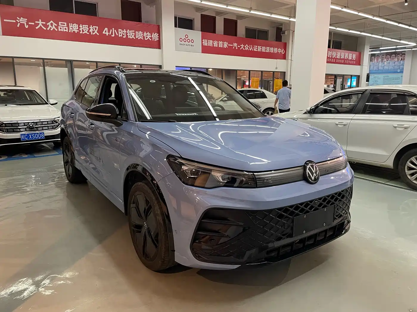 Volkswagen Tiguan L 2024 PRO 380TSI 4WD R-Line Premium Edition фото 3