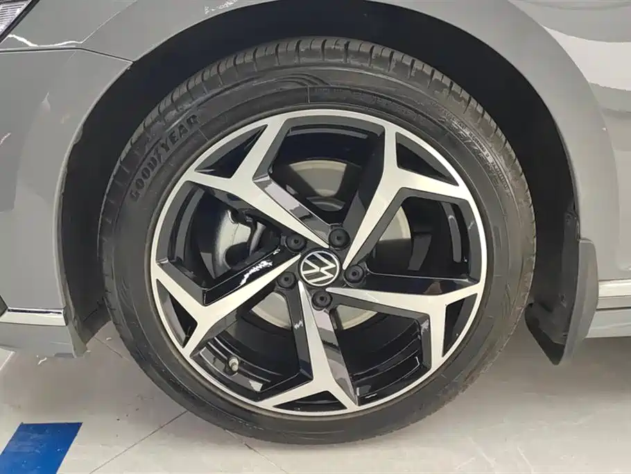 Volkswagen Magotan 2023 Model 2 Million Commemorative Edition 330TSI DSG Luxury фото 6