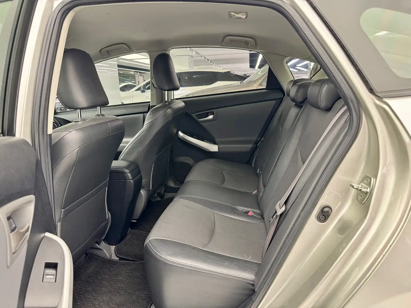 Toyota Prius 2012 1.8L Luxury фото 23