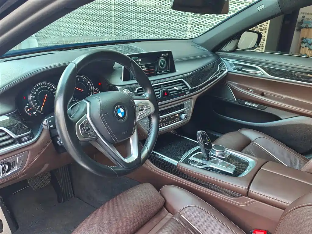 BMW 7 Series 2016 740Li Leading Edition фото 7